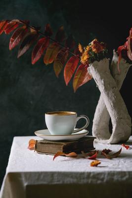 Kaffee mit Herbstbl?ttern-stock-foto