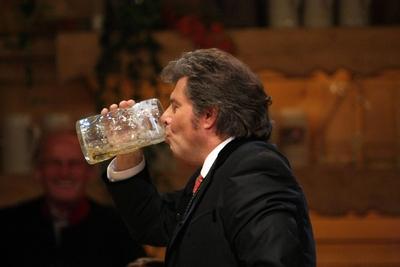 Moderator Andy Borg trinkt eine Ma? Bier w?hrend der Generalprobe zum Musikantenstadl in M?nchen (Serie 2/2)-stock-foto