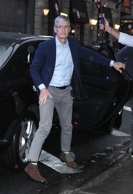 Entertainment Bilder des Tages NEW YORK, NY - September 18: Tim Cook seen at Good Morning America promoting the new iph-stock-foto