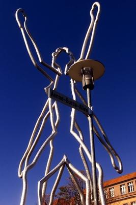 AENNE BURDA ALLEE Stra?enschild vor der Statue FREEDOM MALE FEMALE in Offenburg-stock-foto