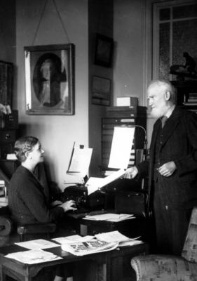 George Bernard Shaw with his secretary Blanche Patch Shaw 1856 1950 was an Irish playwright and-stock-foto