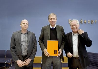 Bildnummer: 58874658  Datum: 08.03.2010  Copyright: imago/IPONWickert, Heye, Wanke - Gesicht Zeigen - Rechtsextremismus in Deutschland DEU, Deutschland, Germany, Berlin, 08.03.2010 Joerg Wanke, Initiative Zossen zeigt Gesicht, Ulrich Wickert, prominenter Unterstuetzer von Gesicht Zeigen, und Uwe-Karsten Heye, Vorstandsvorsitzender von Gesicht Zeigen (v.l.n.r.). Bundespressekonferenz zum Thema Rechtsextremismus in Deutschland, Entwicklung und Gegenstrategien, Bilanz der Jahre 2000 bis 2010. Deutsche Politik, Europa, QF Querformat, Persoenlichkeit. Joerg Wanke, Zossen zeigt Gesicht, Ulrich Wickert, supporter of the initiative Gesicht Zeigen, and Uwe-Karsten Heye, head of the initiative Gesicht Zeigen (f.l.t r.). Politics, Germany, Europe, Politician. kbdig 2010 quer Deutsche Politik Europa Persoenlichkeit Politics Germany Europe  58874658 Date 08 03 2010 Copyright Imago  Wickert Heye Wanke Face show Right-wing extremism in Germany DEU Germany Germany Berlin 08 03 2010 Joerg Wanke Initiative Zossen shows Face Ulrich Wickert Celebrity Supporters from Face show and Uwe Karsten Heye CEO from Face show V l n r Federal press conference to Theme Right-wing extremism in Germany Development and Counter-strategies Balance sheet the Years 2000 until 2010 German politics Europe QF Landscape Personality Joerg Wanke Zossen shows Face Ulrich Wickert Supporter of The Initiative Face show and Uwe Karsten Heye Head of The Initiative Face show F l T r POLITICS Germany Europe politician Kbdig 2010 horizontal German politics Europe Personality POLITICS Germany Europe-stock-foto