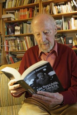 Der Bremer Rechtsanwalt i.R. Heinrich Hannover in seinem Wohn- und Arbeitszimmer in seinem Holzhaus am Rande von Worpsw-stock-foto