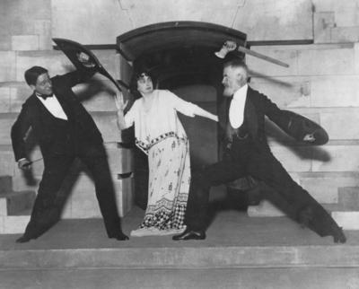 George Bernard Shaw rehearsing a scene from Androcles and the Lion 1912 with Lillah McCarthy and H-stock-foto
