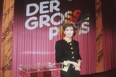 Carolin Reiber bei Der gro?e Preis 09/93 ue Frau Fernsehen TV Moderation Logo Der gro?e Preis ZDF Kulisse seri?s l?chel-stock-foto