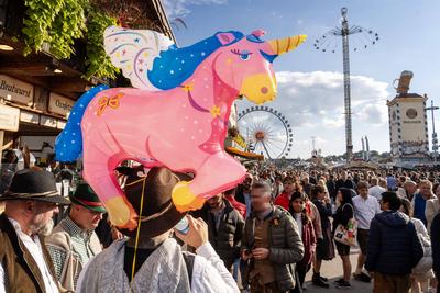 Oktoberfest im Sonnenschein, Wiesnbesucher genie?en den sonnigen Herbsttag auf der Theresienwiese, M?nchen, Oktober 2025-stock-foto