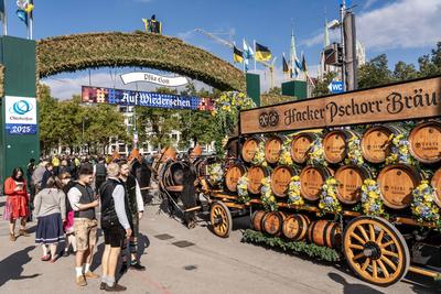 Brauereigespann von Hacker Pschorr verl?sst das Oktoberfest, Hauptausgang mit Schildern Pf?a Gott und Auf Wiedersehen, Pferdegespanne verk?rpern Tradition und Nostalgie, M?nchen, Oktober 2025-stock-foto