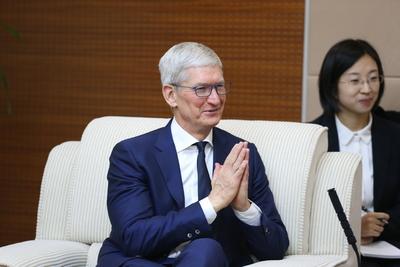News Bilder des Tages BEIJING, CHINA - OCTOBER 17: Apple CEO Tim Cook meets with Xiao Yaqing, head of the State Adminis-stock-foto