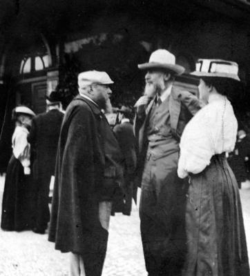 George Bernard Shaw and his wife Charlotte Payne Townshend with Dr Hans Richter at Bayreuth 1908-stock-foto