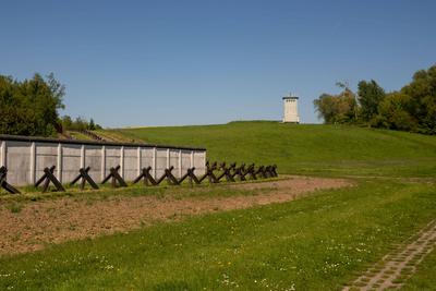 Grenzdenkmal H?tensleben - Authentische Grenzanlagen mit Mauer - Panzersperren - Wachturm-stock-foto