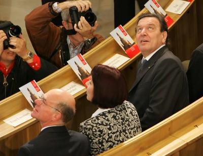 Bundeskanzler Gerhard Schr?der in der Dresdener Frauenkirche w?hrend des Weihe Gottesdienstes am Son-stock-foto