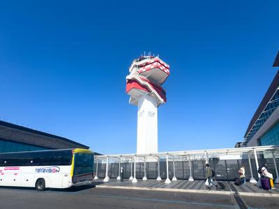 Rom-Fiumicino, Italien, Europa, Flughafen Leonardo da Vinci, markanter rot-wei?er Tower mit Kontrollturm, moderner Geb?u-stock-foto