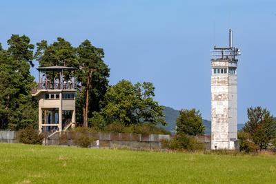 Grenzmuseum Point Alpha Der Wachturm der US Army (li) steht einem DDR - Grenzturm direkt gegen?ber , dazwischen markiert-stock-foto