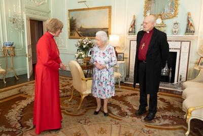 11 07 2019 London United Kingdom Queen Elizabeth II meets the new Dean of the Chapel Royal Ri-stock-foto