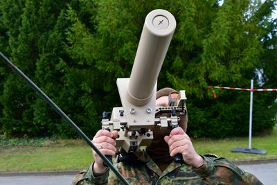 Drohnenvorf?hrung w?hrend der Bundeswehr-?bung Red Strom Bravo in Hamburg Mit dem Effektor HP 47, einem Schultergest?tze-stock-foto