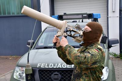 Drohnenvorf?hrung w?hrend der Bundeswehr-?bung Red Strom Bravo in Hamburg Mit dem Effektor HP 47, einem Schultergest?tze-stock-foto