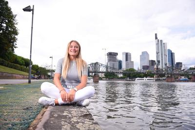 Schwimmerin Nathalie Pohl auf dem Einsernen Steg 11.07.2017 Frankfurt x1x Eiserner Steg, Skyline - Schwimmerin Nathalie-stock-foto