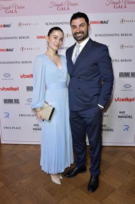 Muhanad Al-Halak mit Begleitung-stock-foto