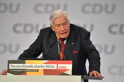 Christian SCHWARZ SCHILLING, am Rednerpult, Einzelbild,angeschnittenes Einzelmotiv,Halbfigur,halbe Figur. 32.Parteitag d-stock-foto