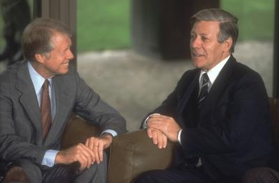 Bundeskanzler Helmut Schmidt, (li) SPD, im Gespraech mit US-Praesident J. Carter im Rahmen des Weltwirtschaftsgipfel im-stock-foto