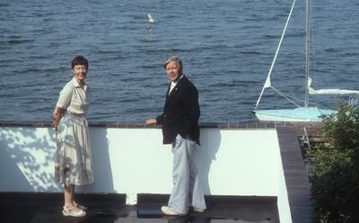 Bundeskanzler Helmut Schmidt, SPD, macht Urlaub am Brahmsee, hier steht er gerade mit seiner Frau Loki an der Treppe. B-stock-foto