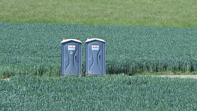 Tuebingen 19.05.2022 Schmuckbild; Zwei stille Oertchen mitten in der Landschaft im Neckartal bei Tuebingen *** Tuebingen-stock-foto
