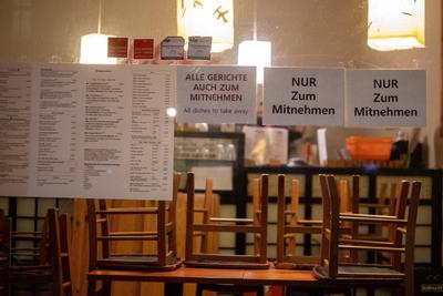 Take-Away-Angebot eines asiatischen Restaurans im Berliner Stadtteil Prenzlauer Berg. Seit dem 2. November m?ssen alle-stock-foto
