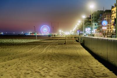 Boardwalk, Strand und Fishing Pier mit Riesenrad und Jolly Roger at the Pier Amusement Park in Ocean City, Worcester Cou-stock-foto