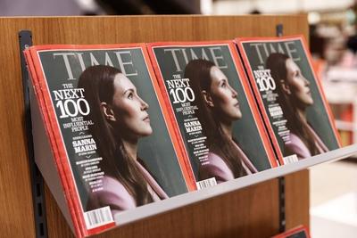 Prime Minister of Finland Sanna Marin on the cover of the American Time Magazine in a bookstore in Helsinki, Finland on-stock-foto