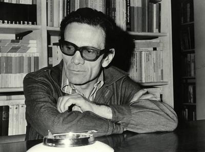 The writer and Italian director Pier Paolo Pasolini at his desk Rome Italy x09494x-stock-foto