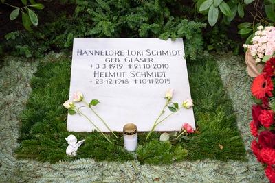 Grab von Helmut und Loki Schmidt auf dem Friedhof Ohlsdorf - Prominente Grabst?tte Grabst?tten;Kranzniederlegung mit de-stock-foto