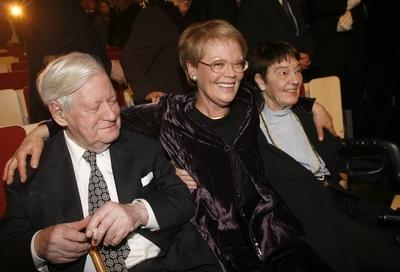 Helmut Schmidt und Ehefrau Hannelore Loki Schmidt (re., beide Deutschland) mit Tochter Susanne auf dem Empfang der Woch-stock-foto