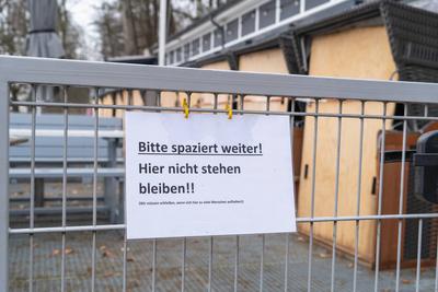 Abgesperrte Gastronomie w?hrend des Corona-Lockdowns im Dezember 2020 in Hamburg, Elbe;Abgesperrte Gastronomie w?hrend d-stock-foto