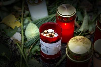 Hamburg Zigaretten in einer Grableuchte auf der Grabstaette Helmut Schmidt Ohlsdorfer Friedhof Ham-stock-foto