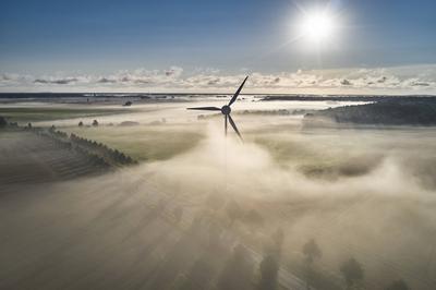 onshore wind turbine standing in fog in the morning sun onshore wind turbine standing in fog in the morning sun Copyrigh-stock-foto