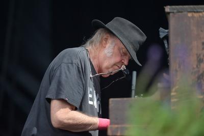 Konzert des Neil Young im Rahmen des Rocksommers 2016 auf Burg Clam in Ober?sterreich. Dieses Bild zeigt den kanadische-stock-foto