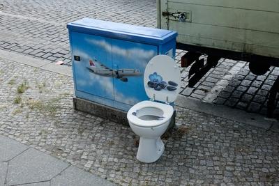 Verteilerkasten mit Flugzeug und Toilettenbecken Verteilerkasten mit Flugzeug und Toilettenbecken, 05.09.2018, Wedding,-stock-foto