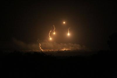 News Bilder des Tages Israeli attacks on Gaza continue SDEROT, ISRAEL - NOVEMBER 07: Smoke and flame rises in Gaza which-stock-foto
