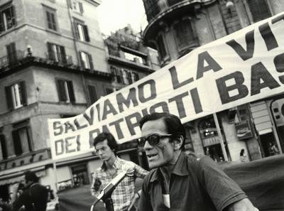 The writer and Italian director Pier Paolo Pasolini speaks during a rally for the Basque patriots-stock-foto