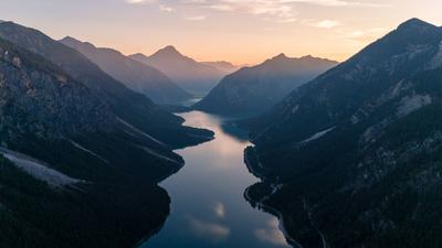 Serene twilight over the tranquil waters of Plansee in the heart of Austria s majestic mountains As the day transitions-stock-foto