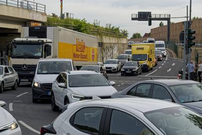 Stau vor der Elsenbr?cke nach Er?ffnung des neuen Autoabschnittes der A100 Richtung Treptow, Verkehr, Aktuelles, Autobahn, BAB, Verkehrschaos, ?berlastung, Fehlplanung, Berlin Treptow-K?penik-stock-foto