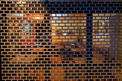 Geschlossene Bar MEENA KUMARI in Prenzlauer Berg. Seit dem 2. November m?ssen alle gastronomischen Einrichtungen zur Be-stock-foto