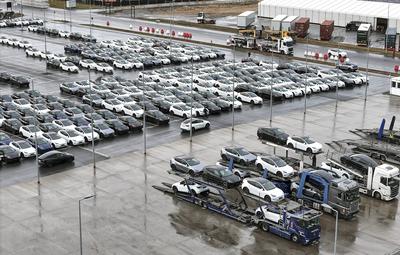 Tesla Giga Factory Tesla Y Neuwagen werden an der Tesla Giga Factory auf Autotransporter verladen, Gr?nheide, 25.09.2024-stock-foto