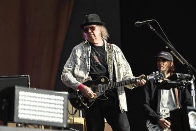 Neil Young performing at British Summertime 2019-stock-foto