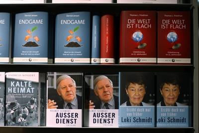 Buch von Helmut Schmidt - Ausser Dienst - und Loki Schmidt - Erz?hl doch mal von fr?her - als Auslage auf der Leipziger-stock-foto