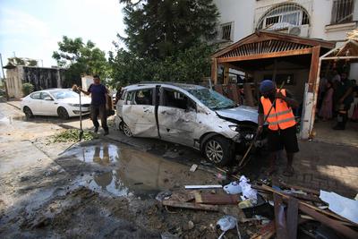 Damage caused by rockets fired from the Gaza Strip into Israel RAMLA, ISRAEL - OCTOBER 07: People clean the mess in thei-stock-foto
