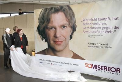 Bildnummer: 59885522  Datum: 25.01.2008  Copyright: imago/epdMisereor-Hauptgesch?ftsf?hrer Josef Sayer, ZDF Sport-Moderator Michael Steinbrecher und Entwicklungsministerin Heidemarie Wieczorek-Zeul (SPD) (v.li.) bei der Vorstellung der Misereor Plakatkampagne zum 50-j?hrigen Bestehen des katholischen Hilfswerkes, am Freitag (25.01.08) in Bonn. Heidemarie Wieczorek-Zeul hat Misereor anl?sslich seines 50-j?hrigen Bestehens als unverzichtbaren Partner im Kampf gegen die Armut gew?rdigt. Insbesondere die politische Arbeit wie der Einsatz f?r die Entschuldung der Entwicklungsl?nder sei beispielhaft, sagte die Ministerin am Freitag in Bonn zum Auftakt der Jubil?umsjahres. (Siehe epd-Bericht vom 25.01.08) DER ABDRUCK DES EPD-FOTOS IST HONORARPFLICHTIG! Vorstellung der Misereor Plakatkampagne zum 50-j?hrigen Bestehen des katholischen Hilfswerkes xas x0x 2008 quer Europa Deutschland Nordrhein-Westfalen Bonn Gesellschaft Hilfsorganisationen Misereor Personen Politik Politiker Politikerinnen Religionen Christentum Katholische Kirche R?misch-katholische Kirche  59885522 Date 25 01 2008 Copyright Imago epd MISEREOR Chief Executive Joseph Sayer ZDF Sports presenter Michael Steinbrecher and Development Minister Heidemarie Wieczorek Zeul SPD V left at the presentation the MISEREOR Poster campaign to 50 year Existence the Catholic Relief work at Friday 25 01 08 in Bonn Heidemarie Wieczorek Zeul has MISEREOR during its 50 year Existence as  Partner in Fight against the Poverty appreciated in particular the political Work like the Use for the Debt relief the Developing countries Sei exemplary said the Minister at Friday in Bonn to Beginning the  See epd Report of 25 01 08 the Imprint the epd Photos is  presentation the MISEREOR Poster campaign to 50 year Existence the Catholic Relief work  x0x 2008 horizontal Europe Germany North Rhine Westphalia Bonn Society Aid agencies MISEREOR People politics Politicians Politicians Religions Christianity Catholic Church Roman Catholic Church-stock-foto