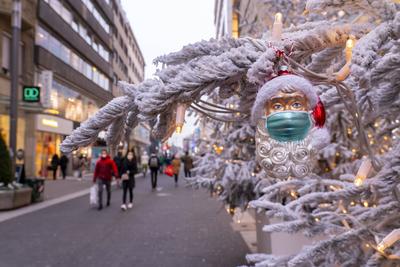 Symbolbild Weihnachten in der Corona Krise, Nikolaus Figur, Weihnachtsbaumschmuck, mit Mund-Nasen Maske, Alltagsmaske,-stock-foto