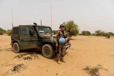 Mali, Gao - 2017/05/22 Ein Soldat sichert die Umgebung. Die Bundeswehr ist hier an der UN-Mission Minusma beteiligt. Di-stock-foto