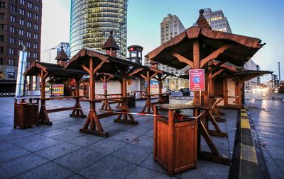 Weihnachtsmarkt Berlin Berlin, 20.11.2020: Weihnachtsmarkt am Potsdamer Platz. Gleuhweinstaende und Buden noch geschlos-stock-foto